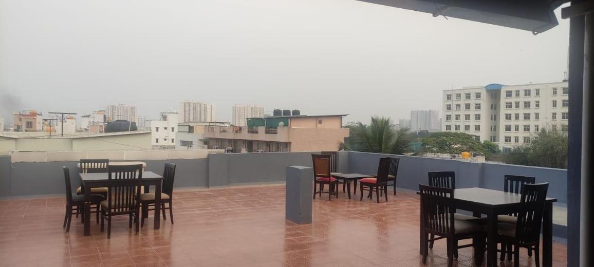 Abuzz Oxfordcaps Bannerghatta Bangalore Exterior foto